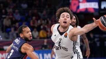 El base de la Virtus de Bolonia Alessandro Pajola (d) intenta recuperar un balón junto a Markquis Morris Nowell, del Baskonia, durante el partido de EuroLiga que Baskonia y la Virtus de Bolonia disputan este jueves en el Fernando Buesa Arena de Vitoria.