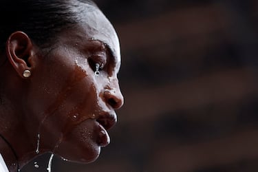 Tigst Assefa de Etiopía después de terminar segunda en la final de maratón femenino.