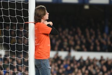 Ocurrió en el minuto 50 del Everton-Newcaslte. Un espectador, con una camiseta en la que se leía 'Just stop oil' se ha atado con una brida al poste. El partido estuvo parado durante siete minutos hasta que la seguridad del estadio del Everton consiguió romper la brida.