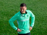 GRAFCVA1819. ELCHE (VALENCIA), 29/01/2026.- El jugador chileno del Elche, Lucas Cepeda, durante el entrenamiento realizado por el equipo este jueves en el campo Díez Iborra, para preparar la visita del Barcelona el próximo sábado. EFE/Pablo Miranzo