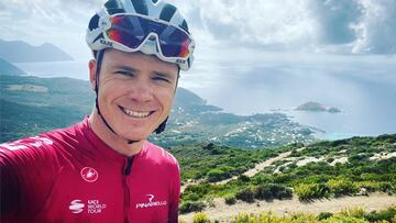 Froome sube de nuevo a la bicicleta.