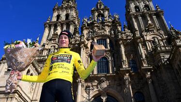 Jonas Vingegaard posa con el maillot amarillo y los trofeos de campeón de O Gran Camiño, delante de la catedral de Santiago de Compostela.