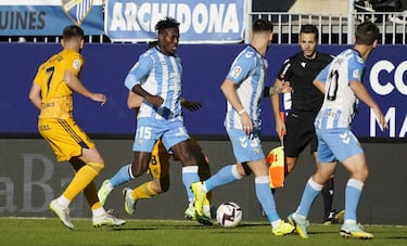 Un autogol de Erik Morán alegra la vida a un tenso Málaga