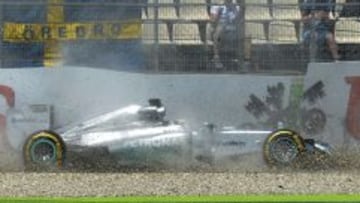 SUSTO EN LA Q1. Cuando quedaban siete minutos para el final de la sesión, Lewis Hamilton chocó contra el muro al fallar los frenos de su Mercedes.