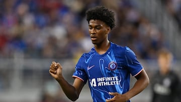Josh Acheampong, jugador del Chelsea, durante un partido.