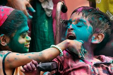 El Holi Festival es uno de los festivales más coloridos que se celebra en el mundo. La fiesta de colores se celebra durante dos días entre finales de febrero y principios de marzo. Los festejos comienzan con la última luna llena del mes lunar hindú (Phalguna). Este festivo acontecimiento se despliega en todo el país, donde una explosión de colores se eleva sobre una multitud que baila y se llena de alegría.