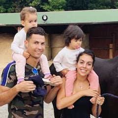 Cristiano Ronaldo y Georgina disfrutan de un domingo de bici con sus pequeños