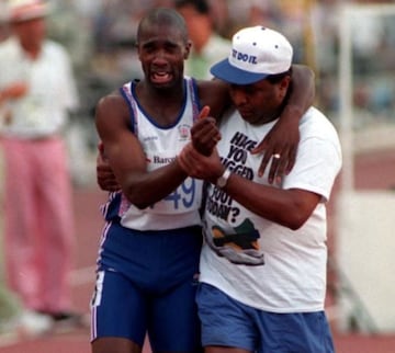 Derek Redmond protagonizó una de las imágenes más conmovedoras de los Juegos Olímpicos de Barcelona 1992. El atleta británico se lesionó en la prueba de los 400 metros, le era imposible terminar la carrera, pero su padre entró a la pista y juntos terminaron la prueba.