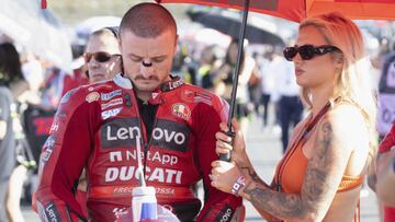 Miller junto a su pareja en la parrilla de Motegi.