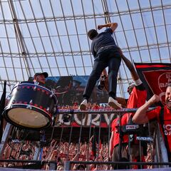 La épica despedida de Xabi Alonso en las gradas junto a los aficionados del Leverkusen