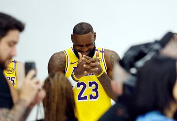 LeBron James y Bronny James Jr. durante el Media Day de Los Angeles Lakers.