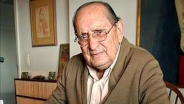 Miguel Delibes, amante del fútbol, la caza y el ciclismo