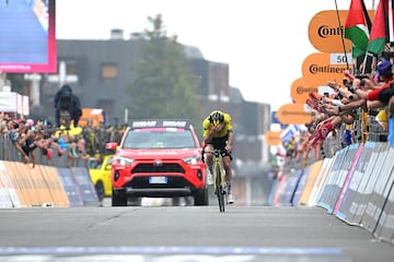 Simon Yates, a su entrada en meta en Sestriere, llevándose la mano a la cabeza.