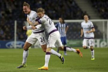 El jugador del Austria Vienna Roman Kienast (i) celebra un gol con su compañero de equipo Daniel Royer (d), durante un partido del grupo G de la Liga de Campeones en el estadio Dragao en Porto (Portugal).