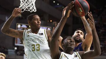 GRAF5660. MADRID, 08/12/2019.- El p&iacute;vot del Real Madrid Usman Garuba (d) junto a su compa&ntilde;ero el ala-p&iacute;vot Trey Thompkins (i), disputa la posesi&oacute;n con el p&iacute;vot Augusto Lima (d) del San Pablo Burgos, durante el partido correspondiente a la duod&eacute;cima jornada de Liga Endesa, que se disputa este domingo en el Palacio WiZink Center de Madrid. EFE/Kiko Huesca