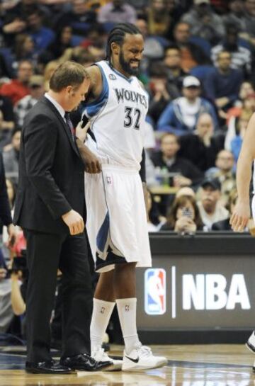 El jugador de los Timberwolves Ronny Turiaf se retira luego de sufrir una lesión.