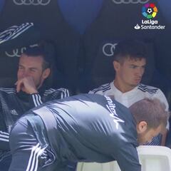 Kroos y Bale se ríen en el banquillo mientras el Madrid perdía ante el Betis