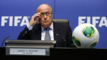 Joseph Blatter, durante la conferencia de prensa en la que anunci&oacute; que habr&aacute; una consulta sobre las fechas del Mundial 2022.