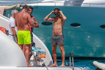 Su¨¢rez, Cesc y Messi juntos de vacaciones en familia