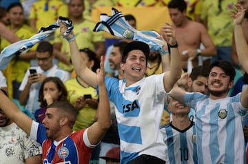 La Selección Colombia y la Selección Argentina se enfrentaron en la primera fecha del grupo B de la Copa América. Las hinchadas ambientaron la Arena Fonte Nova antes, durante y después del encuentro. 