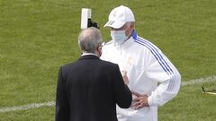 Florentino P&eacute;rez y Ancelotti, en el entrenamiento del equipo blanco en el estadio Prince Faisal de Riad.