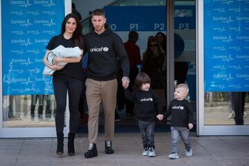 Pilar Rubio y Alejandro abandonan el hospital junto a Ramos y sus dos otros hijos