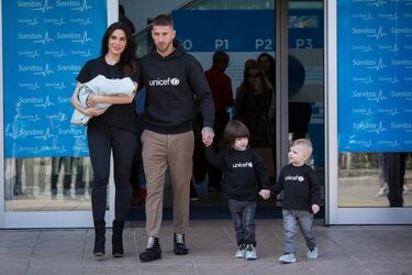 Pilar Rubio y Alejandro abandonan el hospital junto a Ramos y sus dos otros hijos