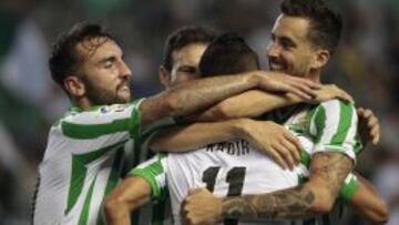 Los jugadores del Betis celebran uno de los goles.