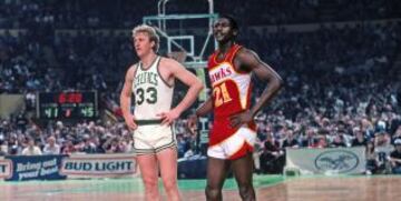 Si antes veíamos la verde de Celtics, ahora toca la blanca de un bigotudo Larry Bird. A su lado, Dominique Wilkins con la camiseta más mítica de los Hawks. Qué bonitos eran los 80...
