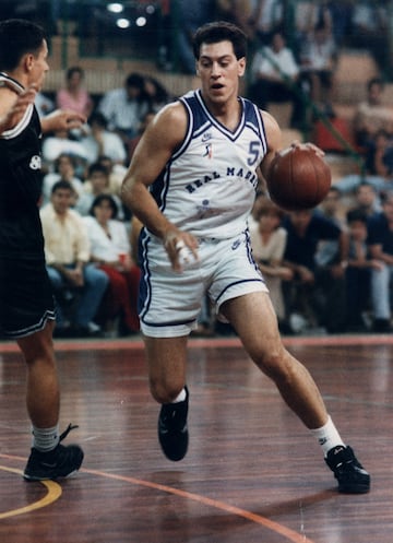 En su día, era una de las grandes promesas del baloncesto español y firmó con el Barça en el verano de 1988 (tenía 19 años recién cumplidos). Allí ganó la Liga en 1989. Después deambuló por Granollers, Vitoria y Murcia antes de aterrizar en el Real Madrid