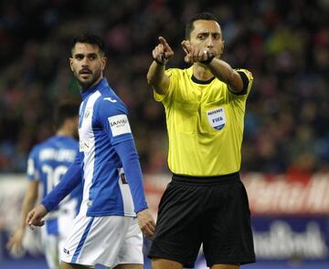 Sánchez Martínez (right) during a LaLiga match last season.