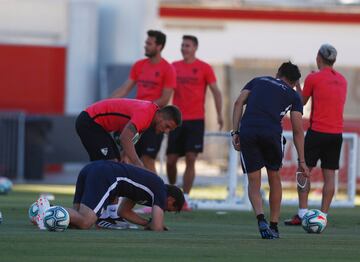 El entrenador del Sevilla ha pasado un mal rato en el entrenamiento de esta tarde y ha tenido que ser atendido por recibir un pelotazo en la cara.