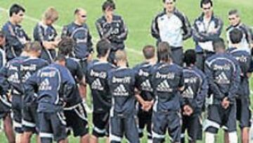 <b>BUEN AMBIENTE. </b>Schuster hablando a sus hombres ayer.