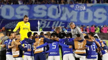 AMDEP4783. BOGOTÁ (COLOMBIA), 24/06/2023.- El entrenador de Millonarios Alberto Gamero (c) da instrucciones antes de la serie de penaltis hoy, la final de la Primera División del fútbol profesional colombiano ante Atlético Nacional en el estadio El Campín en Bogotá (Colombia). EFE/ Mauricio Dueñas Castañeda