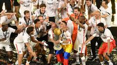 SEVILLE, SPAIN - MAY 18: Rafael Santos Borre of Eintracht Frankfurt lifts the UEFA Europa League Trophy following their team's victory during the UEFA Europa League final match between Eintracht Frankfurt and Rangers FC at Estadio Ramon Sanchez Pizjuan on May 18, 2022 in Seville, Spain. (Photo by David Ramos/Getty Images)