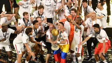 SEVILLE, SPAIN - MAY 18: Rafael Santos Borre of Eintracht Frankfurt lifts the UEFA Europa League Trophy following their team's victory during the UEFA Europa League final match between Eintracht Frankfurt and Rangers FC at Estadio Ramon Sanchez Pizjuan on May 18, 2022 in Seville, Spain. (Photo by David Ramos/Getty Images)