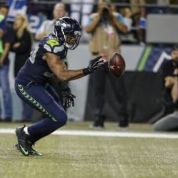 K.J. Wright echa el balón fuera del campo en la jugada más controvertida del año en la NFL.