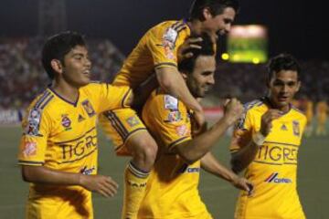 Con un cuadro repleto de suplentes Tigres dej&oacute; fuera al Juan Aurich de Per&uacute;. Un hat-trick de Esqueda, un tanto m&aacute;s de Espericueta y uno de Dieter Villalpando sellaron con broche de oro el pase de los felinos a la siguiente ronda.