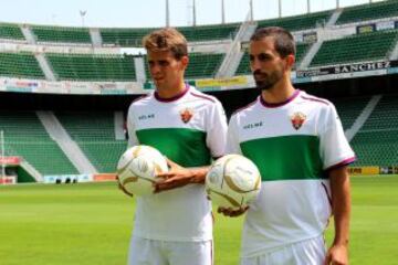 Hugo Álvarez e Isidoro Gómez posan como nuevos jugadores del Elche.