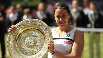 La tenista francesa Marion Bartoli posa con el trofeo de campeona de Wimbledon 2013.