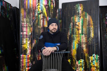 
“Pero, aparte, tengo otra colaboración con el míster”, arranca el artista. ¿Sí? “Sí, sí. Está produciendo junto a su hijo Davide un vino. Se llama 343, como su formación favorita. Y me llamó: ‘Oye, Andrea, me gustaría hacer algo especial para la etiqueta’. Y yo, claro, acepté. Pero se me ocurrió una cosa que le pareció genial. ‘Míster, ¿por qué no hacemos un diseño único?’. Le encantó y hemos creado una línea de diez botellas, con la imagen de diez partidos señalados de la Atalanta. El objetivo es además recaudar fondos par actos benéficos”. Un proyecto en que los Gasperini están volcados, con la ayuda inestimable de Andrea.