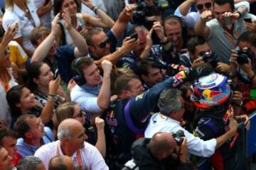 Daniel Ricciardo felicitado por su equipo. 