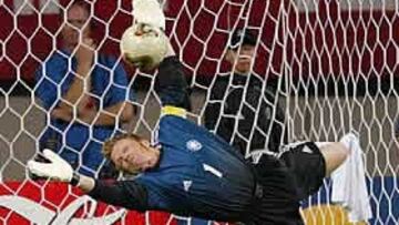 <b>BALÓN DE ORO</b>. Kahn es el primer cancerbero que recibe el trofeo que le acredita como el mejor jugador del torneo. Él ha sido uno de los pilares fundamentales para que Alemania haya llegado a disputar la final. Un portero de carácter y, para su equipo, con un valor de Oro.