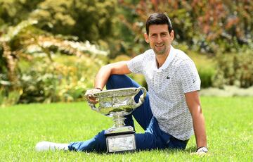El tenista serbio Novak Djokovic ha posado ante los medios de comunicación con el trofeo conseguido en Australia tras vencer en la final a Dominic Thiem. Con título suma 17 Grand Slam por detrás de los 19 de Nadal y de los 20 de Federer. 
