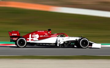 Kimi Raikkonen y Antonio Giovinazzi, los pilotos, destaparon el C38 desarrollado por Sauber con su decoración final, blanca y roja como en 2018.