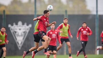 Los jugadores del Mirandés durante un entrenamiento.