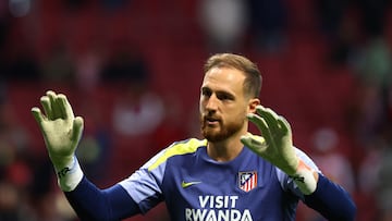Oblak calentando antes del encuentro ante el Málaga.