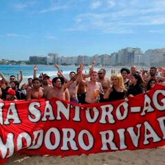Hinchas del 'Rojo' toman las playas de Rio de Janeiro