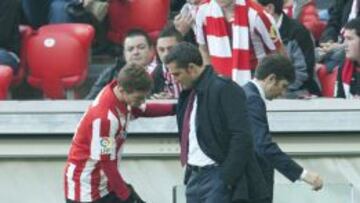 Iker Muniain, jugador del Athletic, habla con su entrenador, Ernesto Valverde, sobre sus molestias durante el partido contra el Almería.