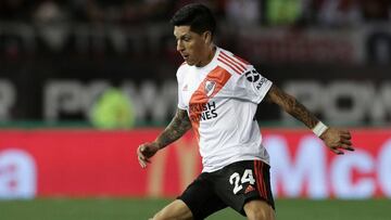 River Plate's midfielder Enzo Perez controls the ball during an Argentina First Division 2019 Superliga Tournament football match between River Plate and Lanus at the Monumental stadium, in Buenos Aires, on August 4, 2019. (Photo by ALEJANDRO PAGNI / AFP)